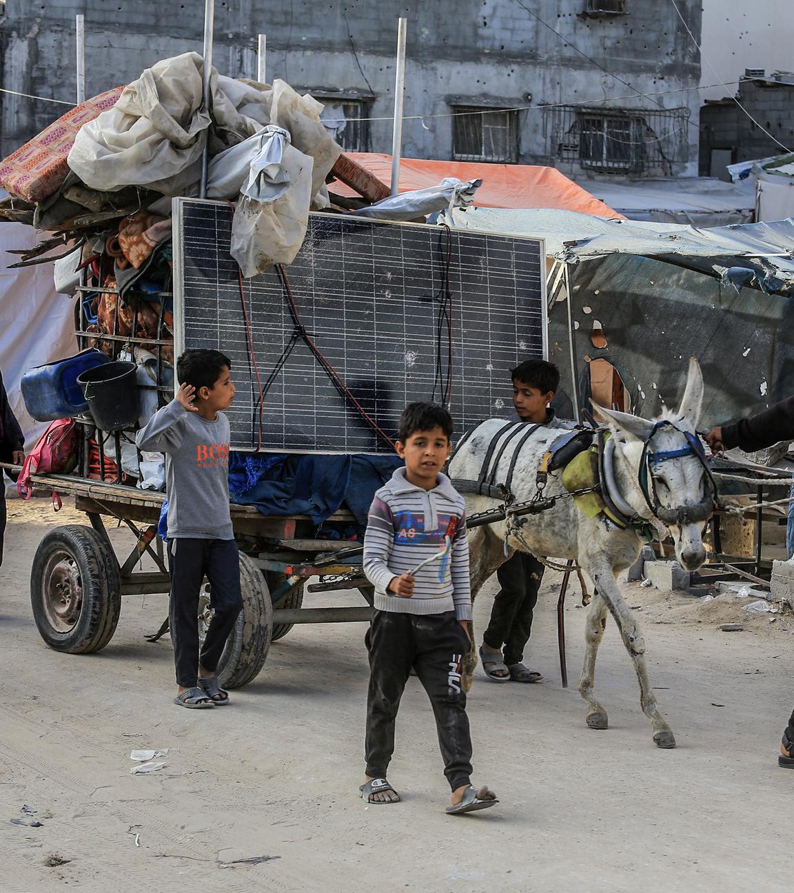 Palästinensische Gebiete, Chan Junis: Vertriebene Palästinenser verlassen mit ihren Habseligkeiten den östlichen Teil von Chan Junis im südlichen Gazastreifen und begeben sich in das Gebiet Al-Mawasi