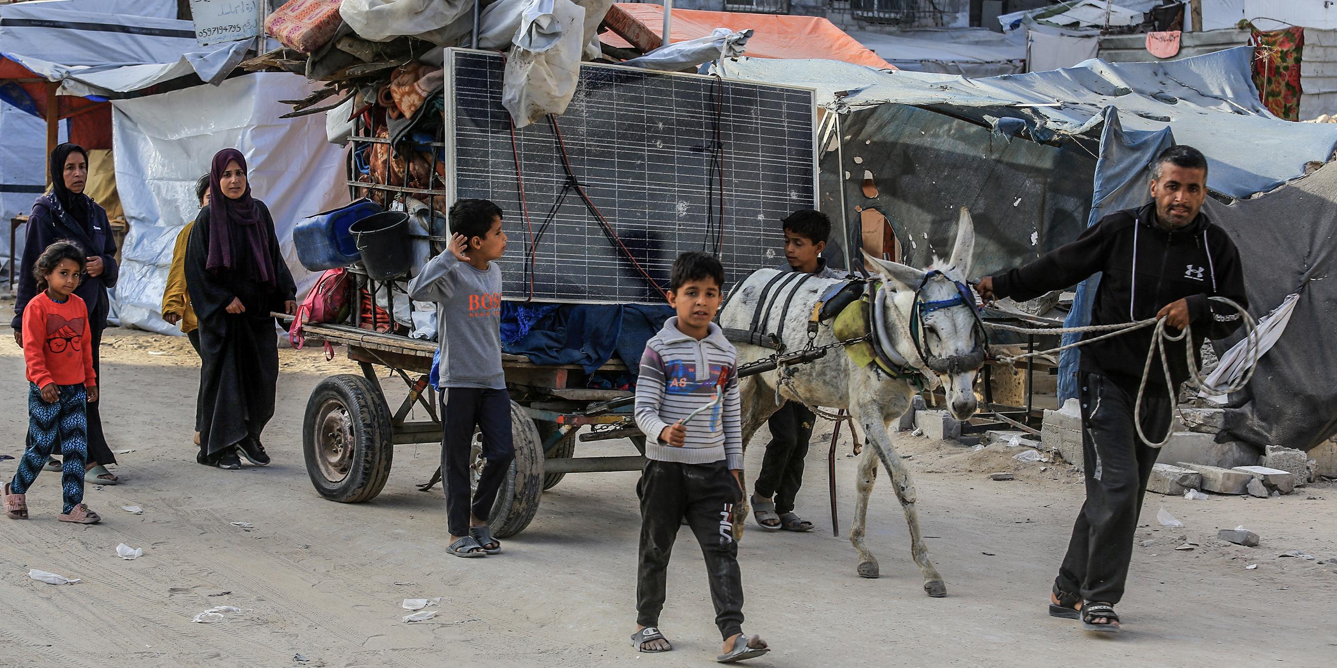 Palästinensische Gebiete, Chan Junis: Vertriebene Palästinenser verlassen mit ihren Habseligkeiten den östlichen Teil von Chan Junis im südlichen Gazastreifen und begeben sich in das Gebiet Al-Mawasi