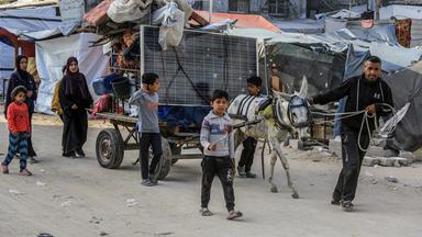 Palästinensische Gebiete, Chan Junis: Vertriebene Palästinenser verlassen mit ihren Habseligkeiten den östlichen Teil von Chan Junis im südlichen Gazastreifen und begeben sich in das Gebiet Al-Mawasi