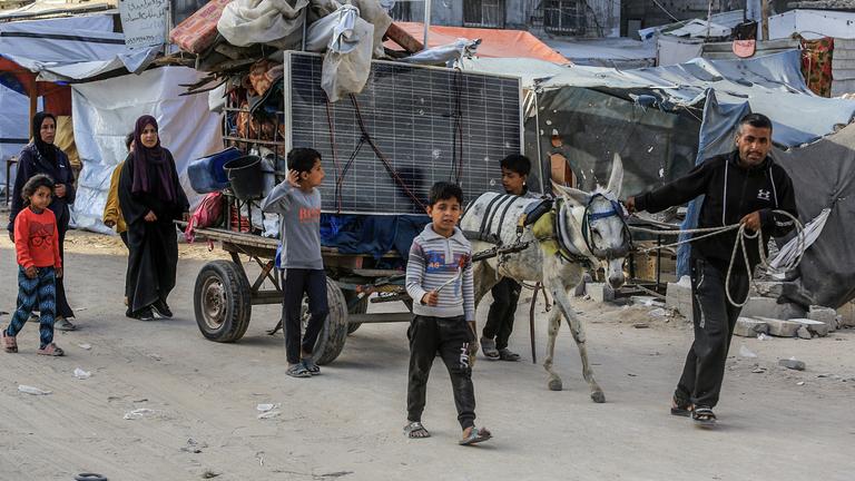 Palästinensische Gebiete, Chan Junis: Vertriebene Palästinenser verlassen mit ihren Habseligkeiten den östlichen Teil von Chan Junis im südlichen Gazastreifen und begeben sich in das Gebiet Al-Mawasi