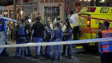 Israelische Polizisten und Rettungskräfte versammeln sich am Tatort einer tödlichen Explosion am frühen Freitag in Tel Aviv