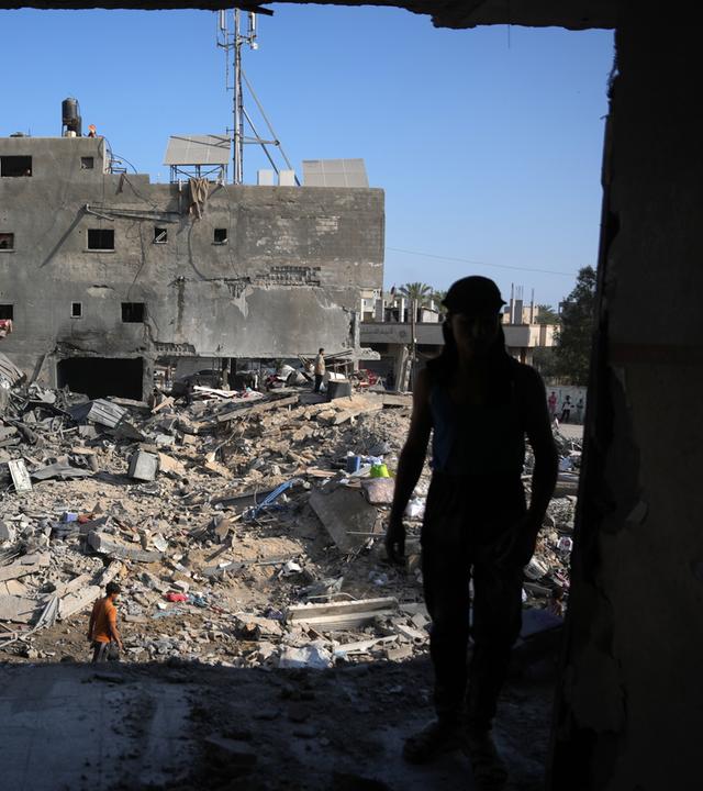 Archiv: Palästinenser begutachten zerstörte Gebäude nach einem israelischen Luftangriff im zentralen Gazastreifen. 