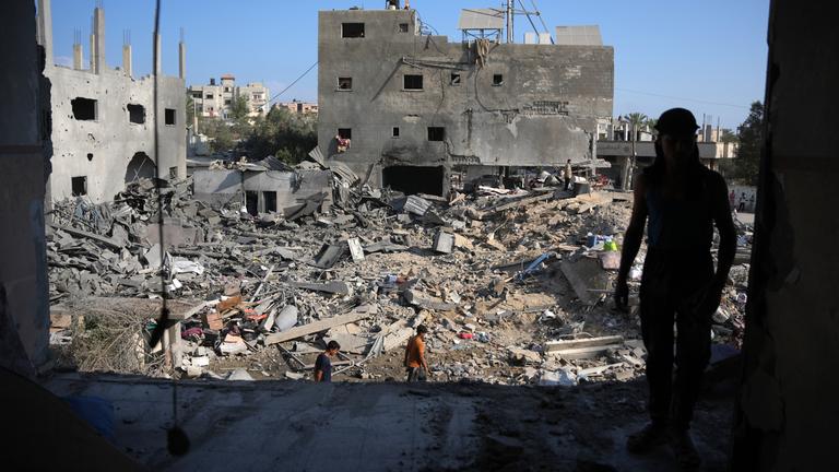 Archiv: Palästinenser begutachten zerstörte Gebäude nach einem israelischen Luftangriff im zentralen Gazastreifen. 