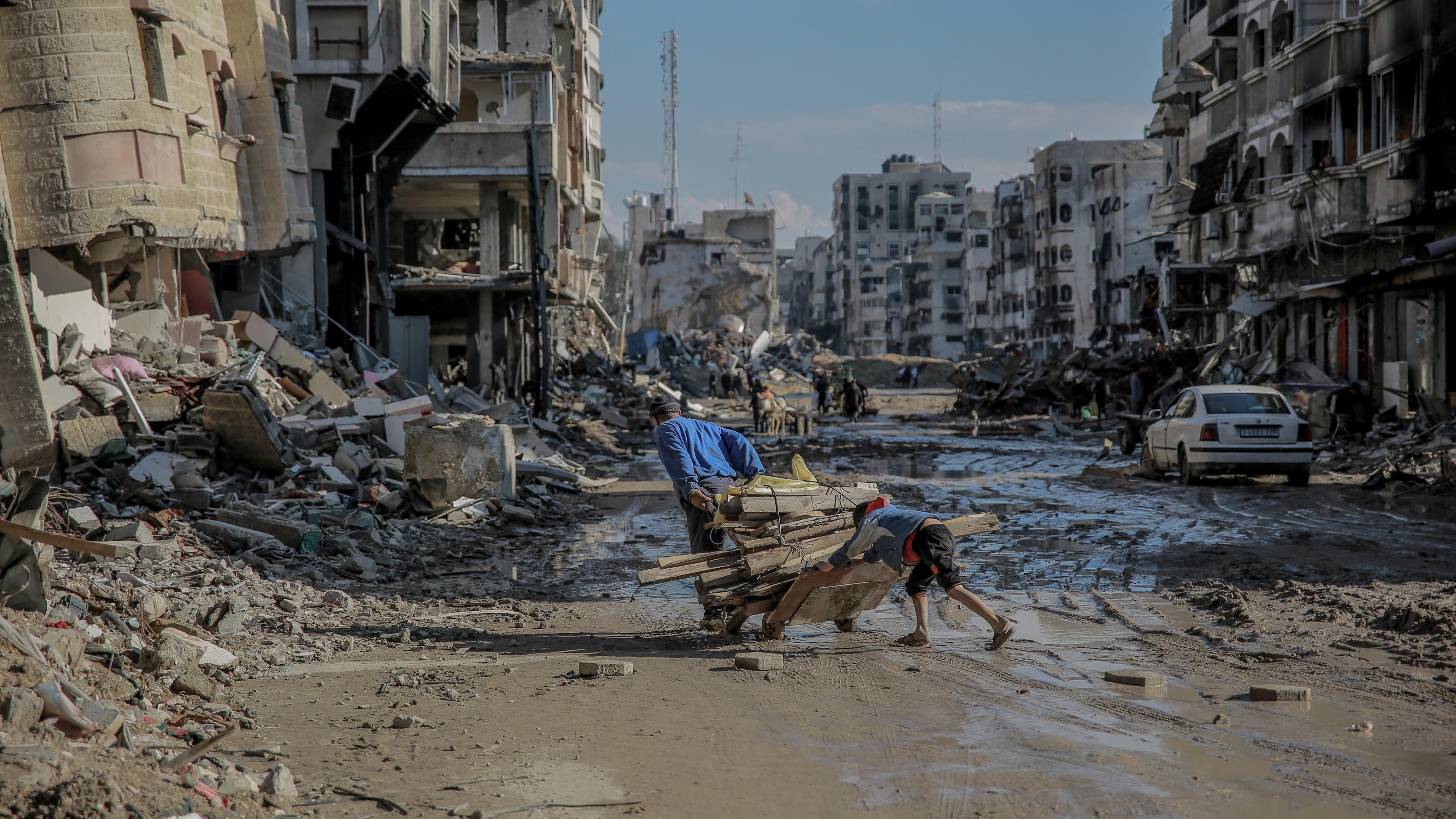 Palästinensische Gebiete, Gaza: Ein Blick auf die Schäden im Bereich der Al-Maqousi-Türme, des Al-Mashtal-Hotels und der Al-Khalidi-Moschee nach dem Rückzug der israelischen Armee aus dem Norden von der Stadt Gaza.