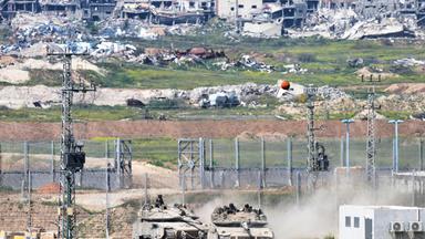 Archiv: Israelische Panzer manövrieren an der Grenze zum nördlichen Gazastreifen, vom Süden Israels aus gesehen. 