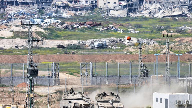 Archiv: Israelische Panzer manövrieren an der Grenze zum nördlichen Gazastreifen, vom Süden Israels aus gesehen. 