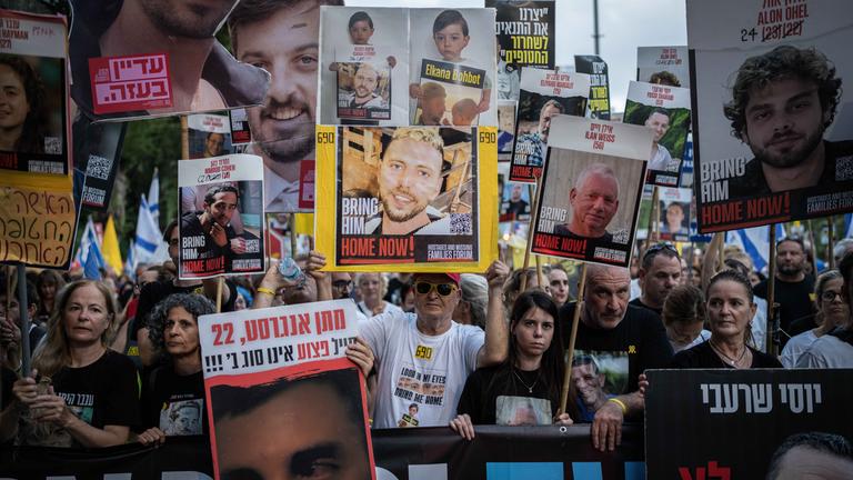 Israelische Demonstranten versammeln sich zu einer Protestkundgebung auf dem Geiselplatz, um die sofortige Freilassung aller von der Terrororganisation Hamas festgehaltenen Geiseln und ein Ende des Krieges im Gazastreifen zu fordern.