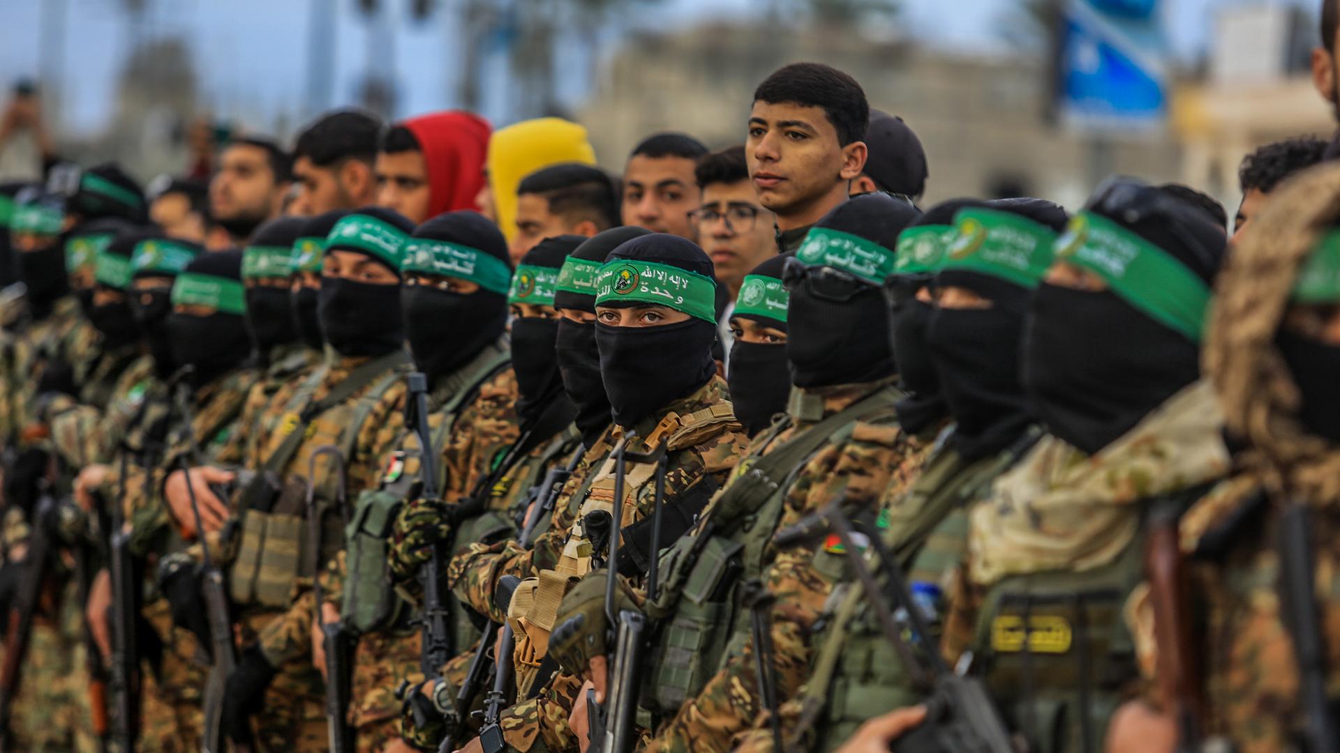 Palästinensische Gebiete, Deir al-Balah: Kämpfer der Al-Kassam-Brigaden, des militärischen Flügels der islamistischen Terrororganisation Hamas