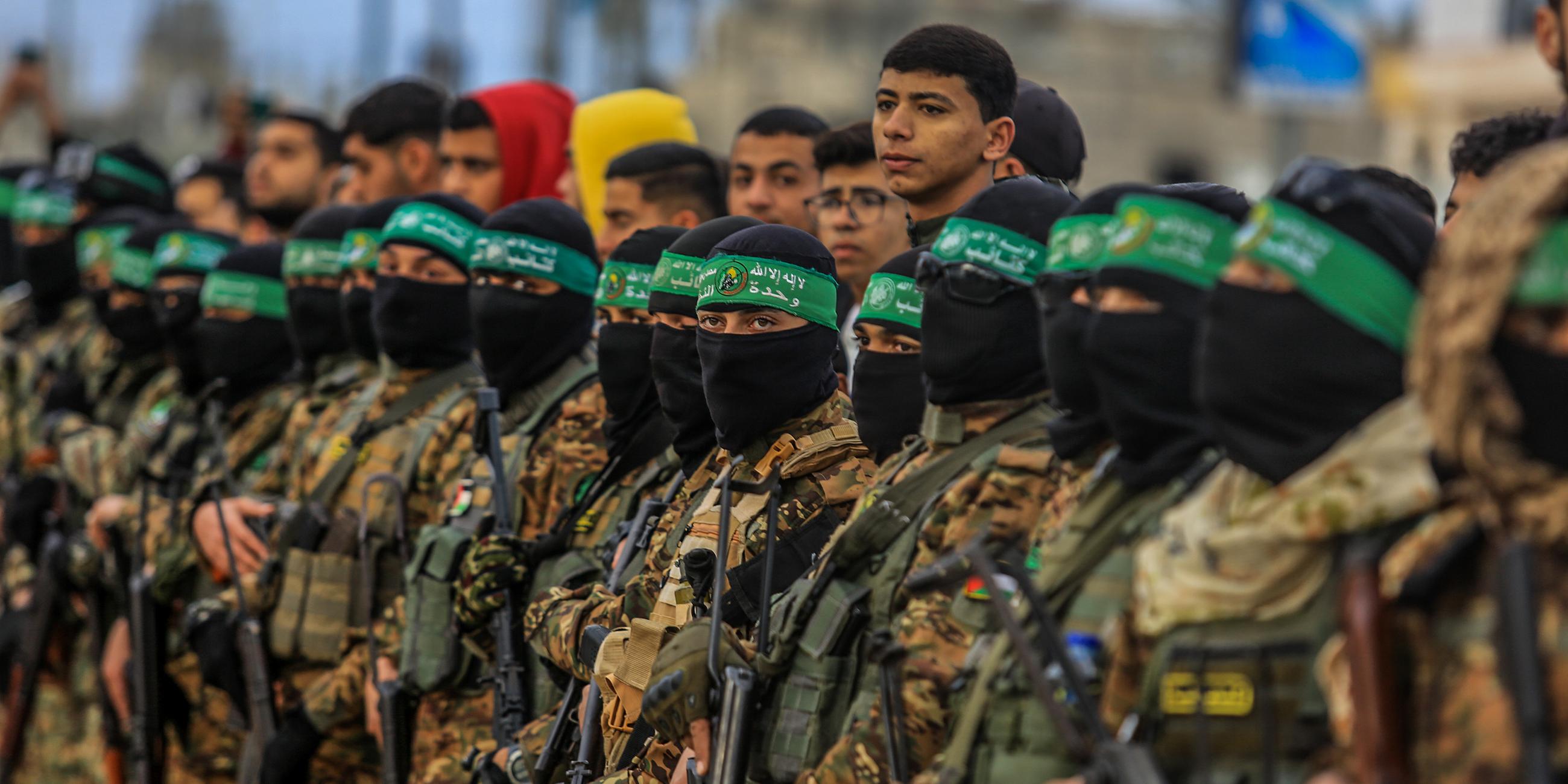 Palästinensische Gebiete, Deir al-Balah: Kämpfer der Al-Kassam-Brigaden, des militärischen Flügels der islamistischen Terrororganisation Hamas