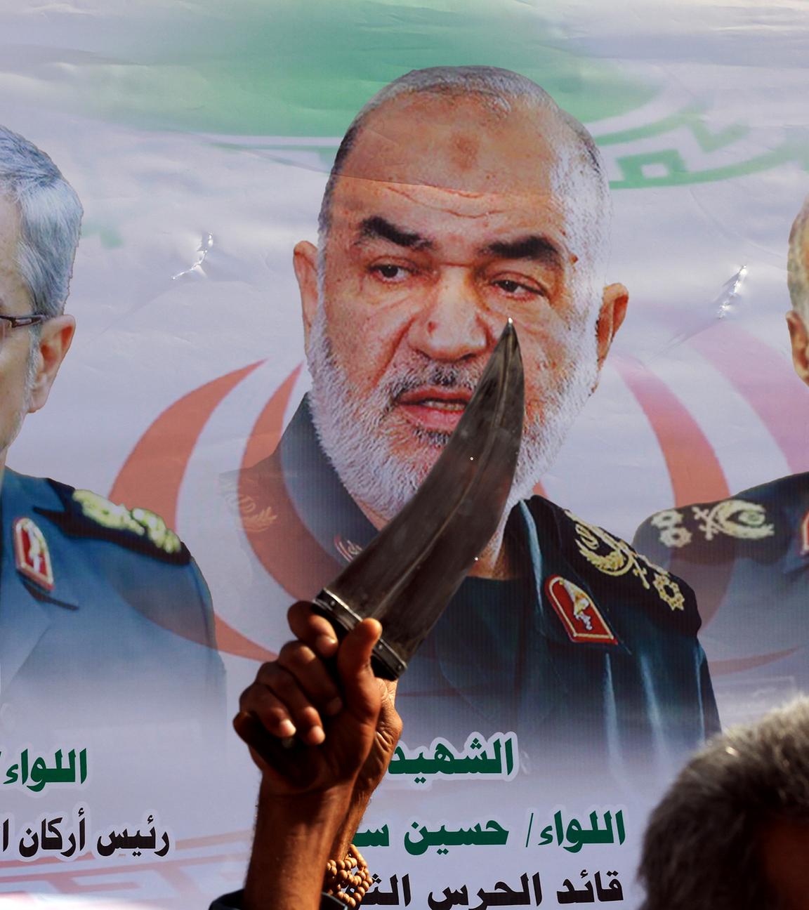 Ein Banner mit iranischen Beamten (v.l.n.r.): Generalmajor Gholam Ali Rashid, Hossein Salami, Oberbefehlshaber der iranischen Eliteeinheit Revolutionsgarde, und Generalmajor Mohammad Bagheri, die bei den jüngsten israelischen Luftangriffen getötet wurden