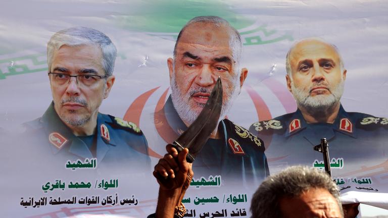 Ein Banner mit iranischen Beamten (v.l.n.r.): Generalmajor Gholam Ali Rashid, Hossein Salami, Oberbefehlshaber der iranischen Eliteeinheit Revolutionsgarde, und Generalmajor Mohammad Bagheri, die bei den jüngsten israelischen Luftangriffen getötet wurden