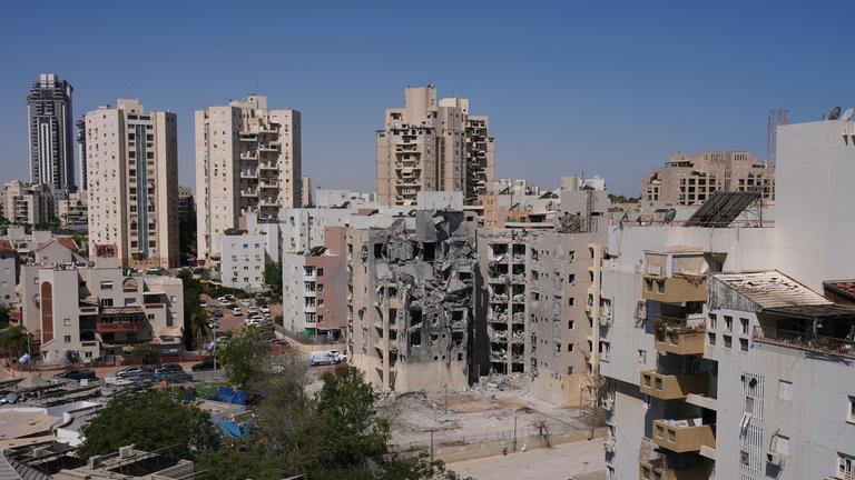 Ein schwer beschädigtes Gebäude steht in einem Wohngebiet, einen Tag nach einem direkten Raketenangriff aus dem Iran.