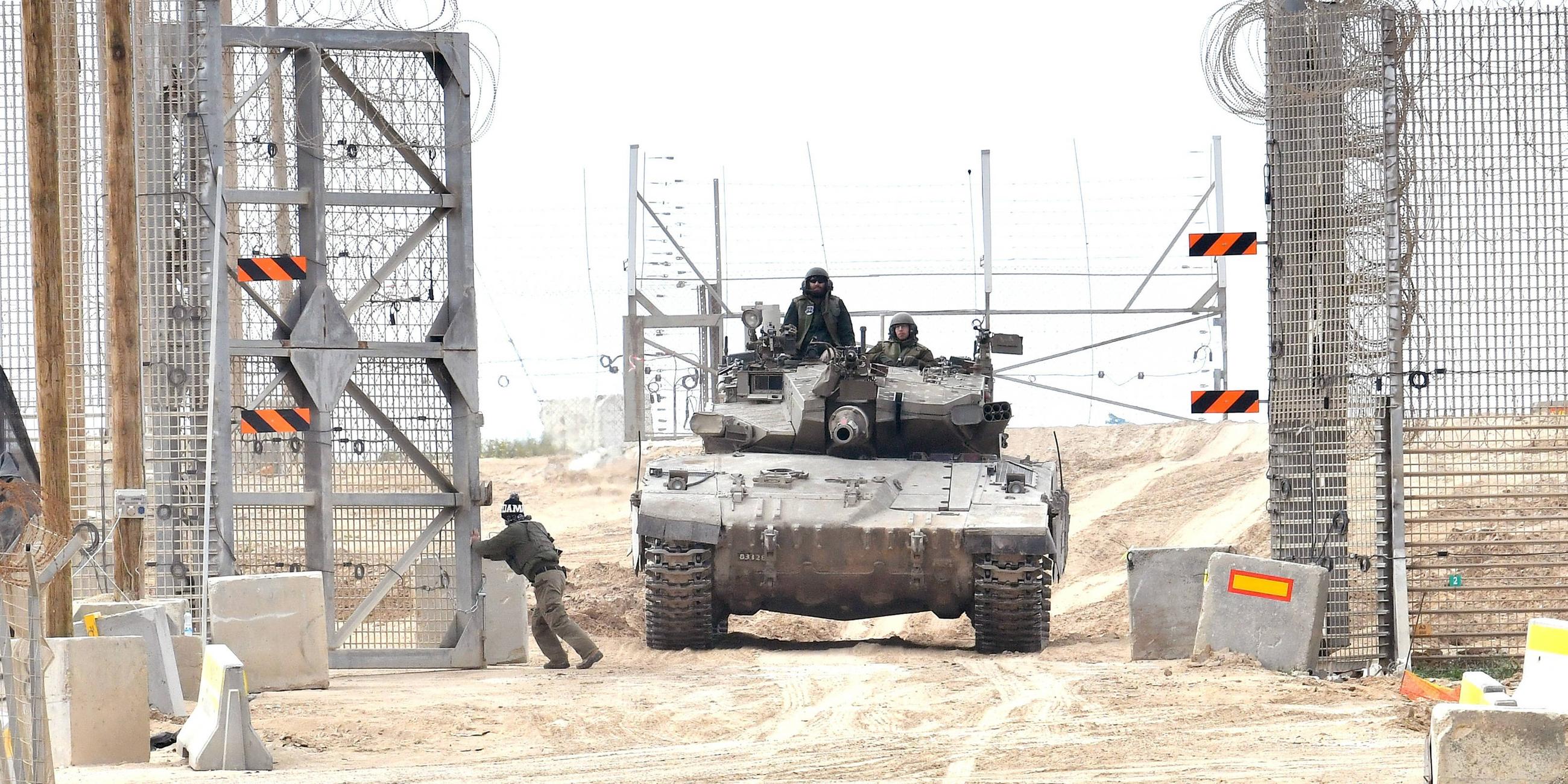 Israelische Truppen sind am 20. März 2025 nahe der südlichen Grenze Israels zu Gaza zu sehen.