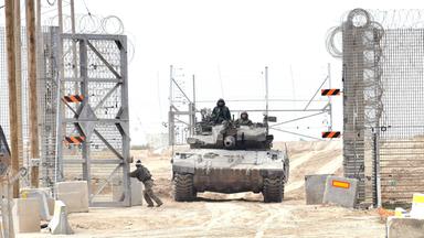 Israelische Truppen sind am 20. März 2025 nahe der südlichen Grenze Israels zu Gaza zu sehen.