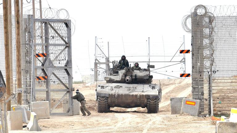 Israelische Truppen sind am 20. März 2025 nahe der südlichen Grenze Israels zu Gaza zu sehen.