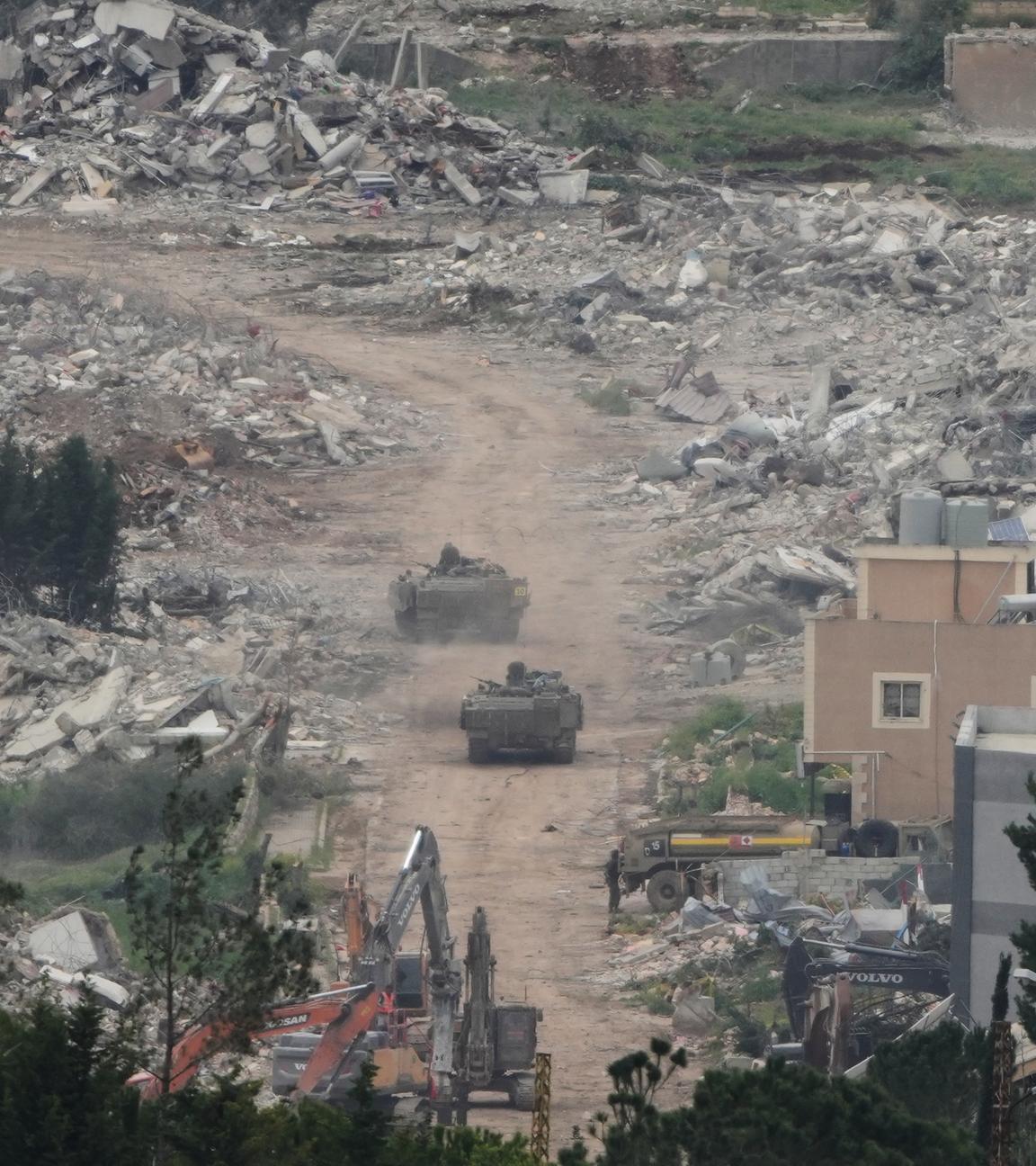 Archiv: Fahrzeuge und Bulldozer der israelischen Armee sind im Südlibanon im Einsatz, vom Norden Israels aus fotografiert.
