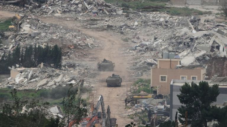 Archiv: Fahrzeuge und Bulldozer der israelischen Armee sind im Südlibanon im Einsatz, vom Norden Israels aus fotografiert.