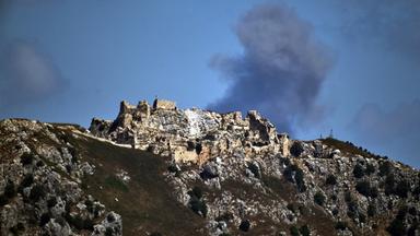 Nach einem israelischen Militärschlag im Südlibanon steigt hinter der Burg Beaufort Rauch in den Himmel auf  aufgenommen aus Nordisrael.