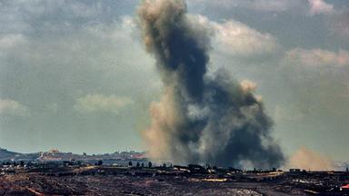 Libanon, Kfar Tebniet: Rauch steigt aus einer von Israel kontrollierten Sprengung im südlibanesischen Dorf Kfar Tebniet auf.