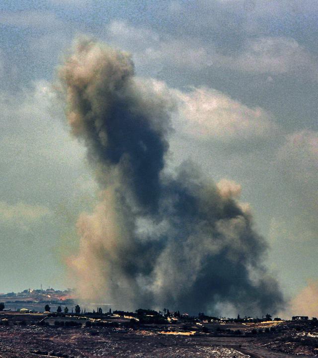 Libanon, Kfar Tebniet: Rauch steigt aus einer von Israel kontrollierten Sprengung im südlibanesischen Dorf Kfar Tebniet auf.