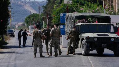Libanon, Mansouri: Soldaten der libanesischen Armee stehen an einem Kontrollpunkt nahe der Grenze zu Israel im südlibanesischen Dorf Mansouri Wache.