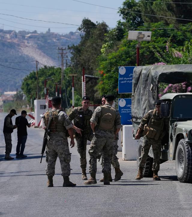 Libanon, Mansouri: Soldaten der libanesischen Armee stehen an einem Kontrollpunkt nahe der Grenze zu Israel im südlibanesischen Dorf Mansouri Wache.