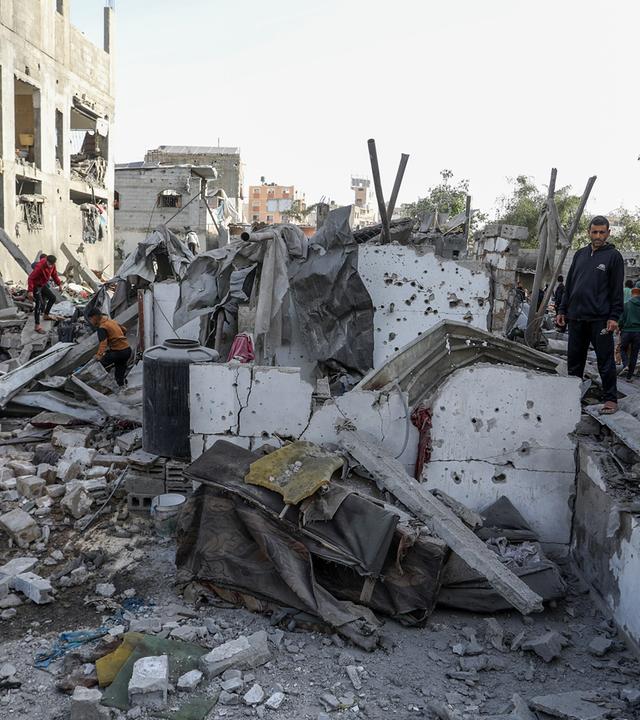 Ein Palästinenser steht auf den Trümmern eines Gebäudes, das durch einen israelischen Luftangriff beschädigt wurde.