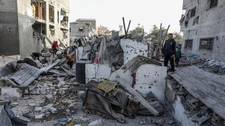 Ein Palästinenser steht auf den Trümmern eines Gebäudes, das durch einen israelischen Luftangriff beschädigt wurde.
