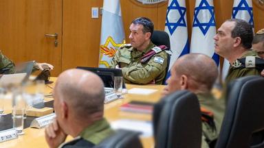 Israel, Tel Aviv: Israelischer Generalstabschef Herzi Halevi (M) nimmt an einer Sitzung im Hauptquartier der IDF in Tel Aviv, Israel, teil.