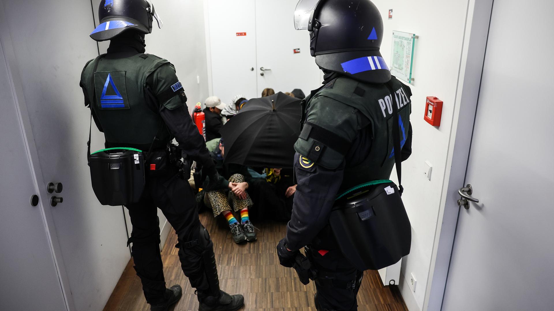 Sachsen, Leipzig: Polizisten stehen vor dem besetzten Audimax der Universität Leipzig.