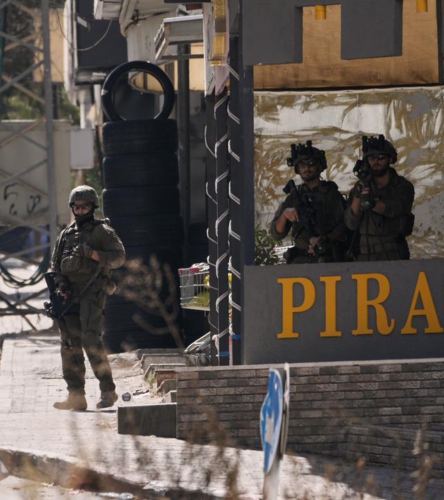 Bewaffnete israelische Soldaten stehen auf einer Straße in der Stadt Nablus im Westjordanland Wache.