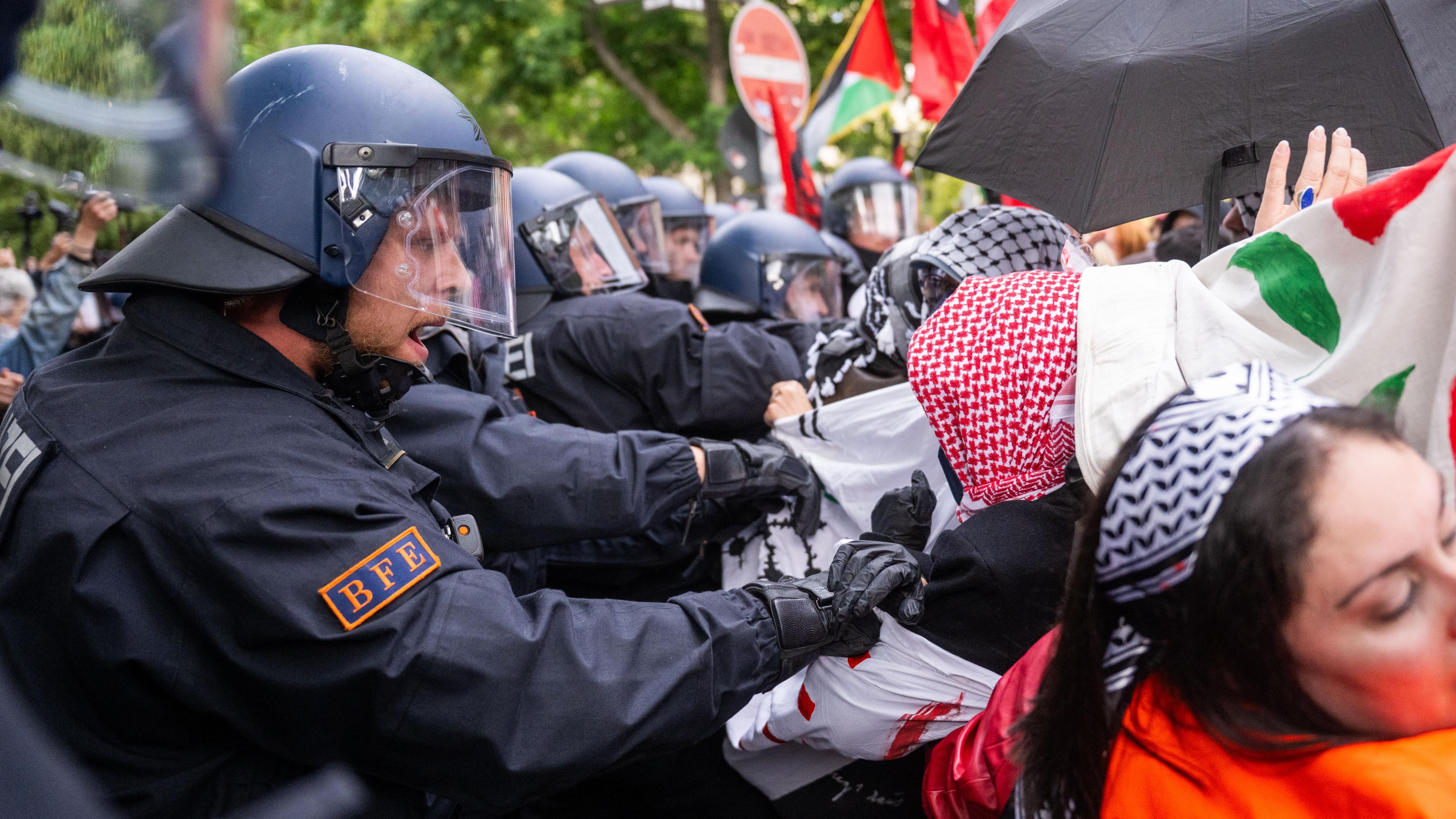 Polizisten schieben bei einer Propalästinensische Demonstrationen am 77. Nakba-Tag. 
