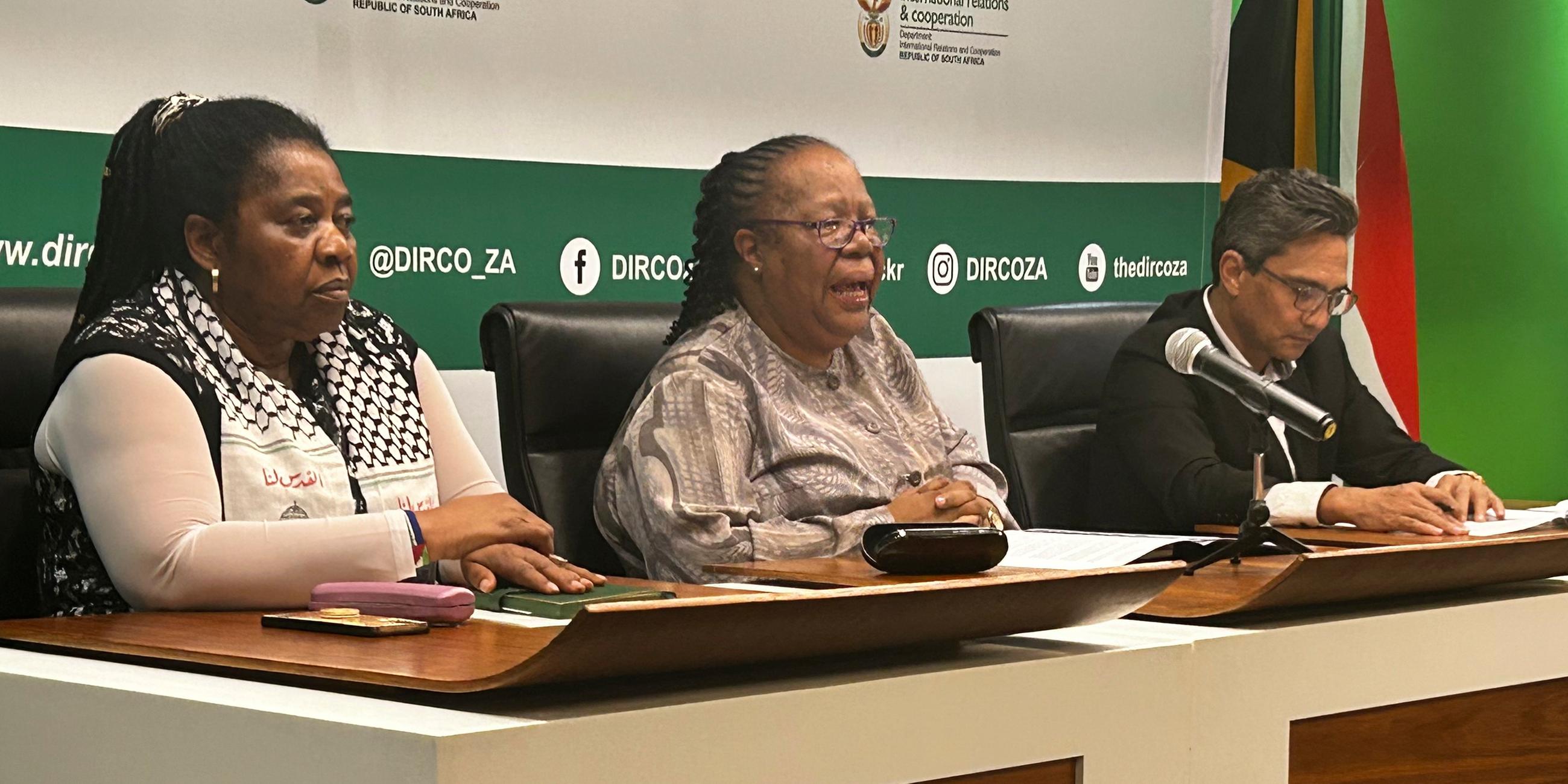Naledi Pandor spricht bei einer Pressekonferenz