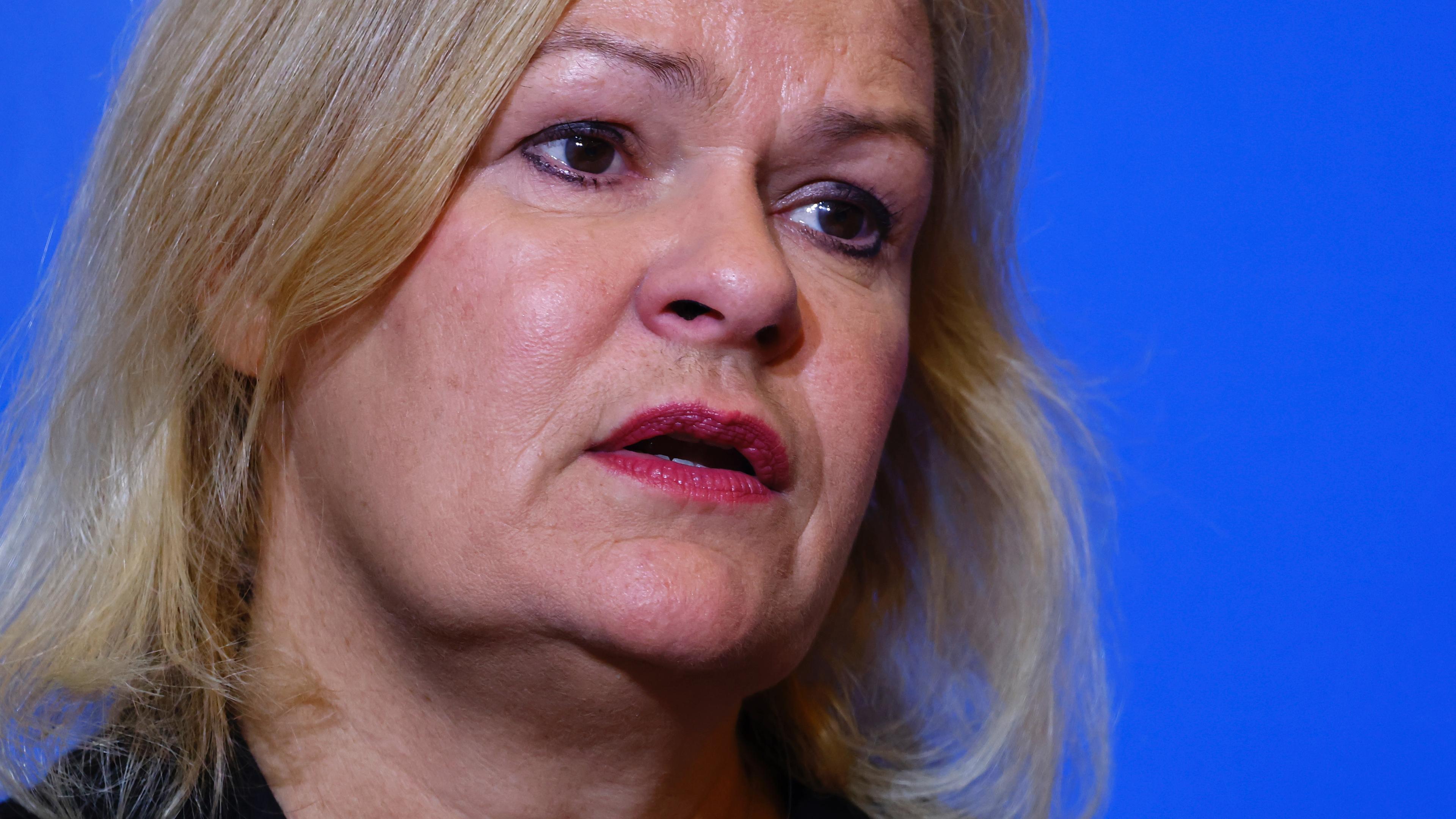 Nancy Faeser hält eine Rede