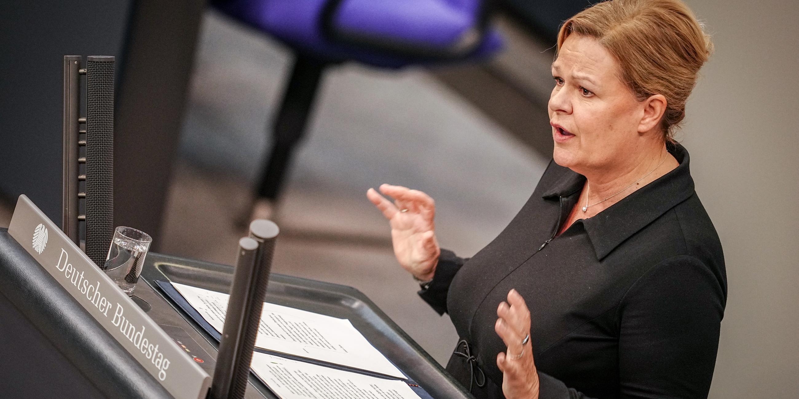 Nancy Faeser spricht im Bundestag