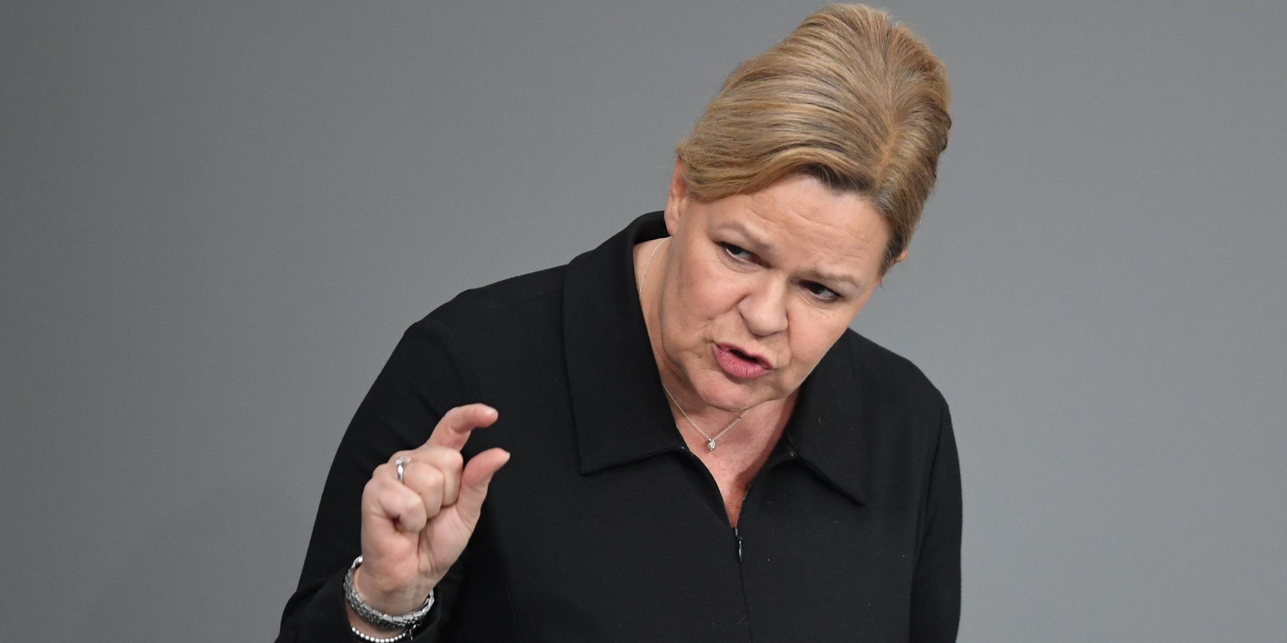 Berlin: Nancy Faeser (SPD), Bundesinnenministerin, redet bei der Aktuellen Stunde im Bundestag zum Thema "Wehrhafte Demokratie - gegen Demokratiefeinde und Vertreibungspläne".