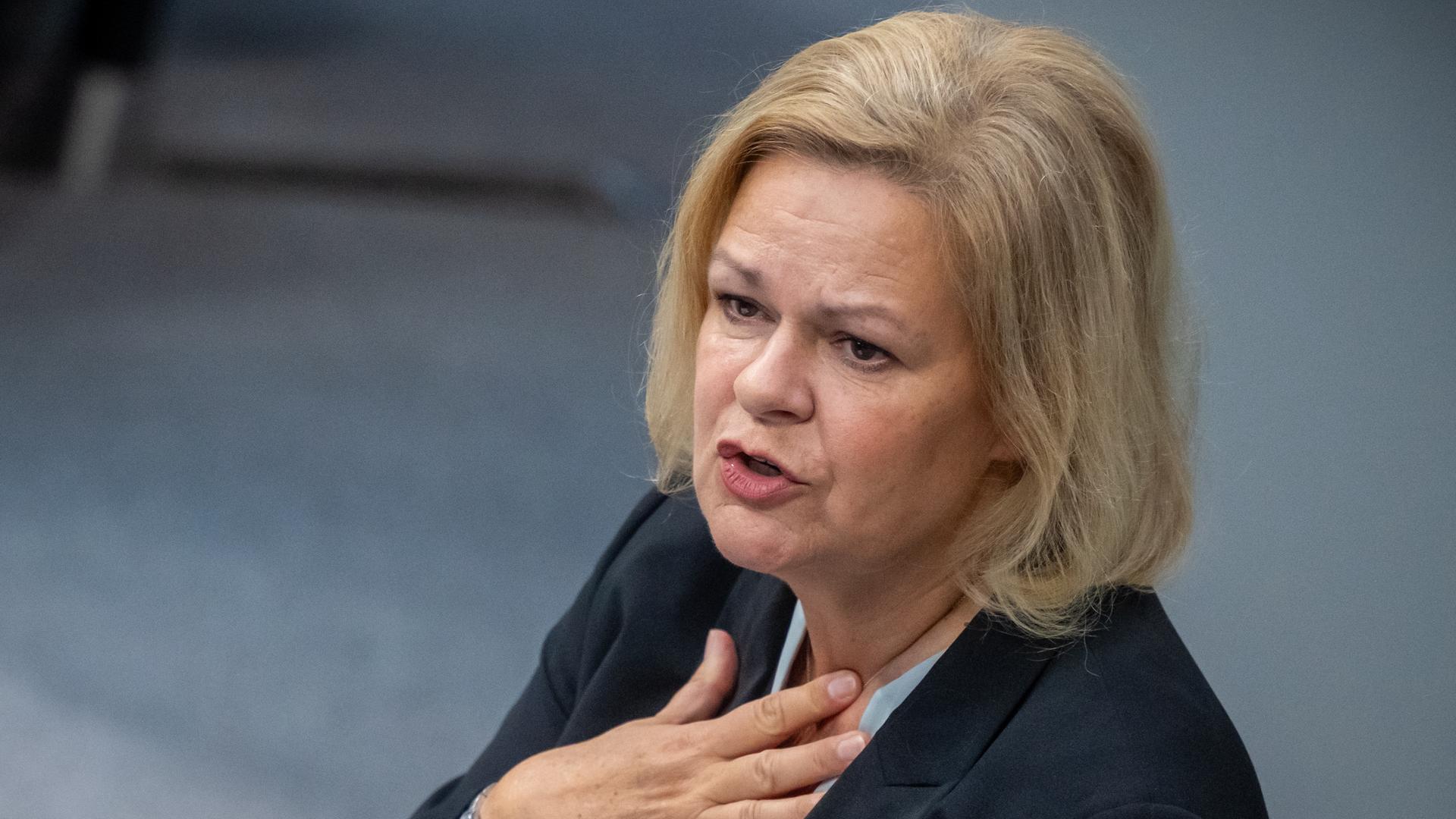Bundesinnenministerin Nancy Faeser von der SPD spricht im Deutschen Bundestag
