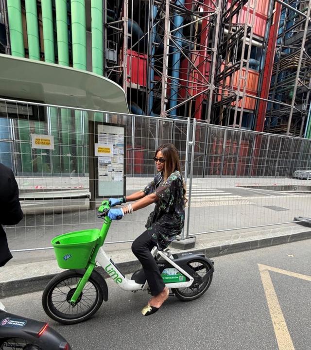Naomi Campbell auf dem Fahrrad