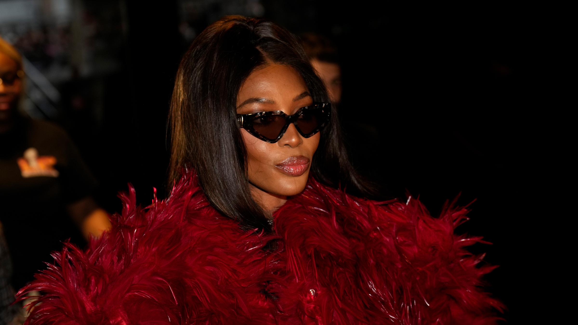 Für die Fashion Show von Dolce & Gabbana hat sich Supermodel Naomi Campbell ordentlich rausgeputzt. Mit roten Federn geschmückt und dunkler Sonnerbrille erschien sie in Paris. (03.03.2025)