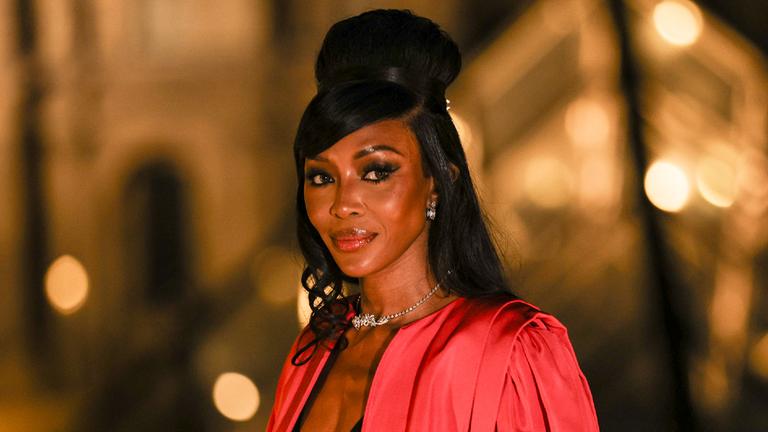 Kommt Naomi oder kommt sie nicht? Laut mehrerer Quellen fehlt ihr Name auf der aktuellen Gästeliste. Grund soll eine Fehde mit Vogue-Chefin und Gala Gastgeberin Anna Wintour sein. (05.05.2025)