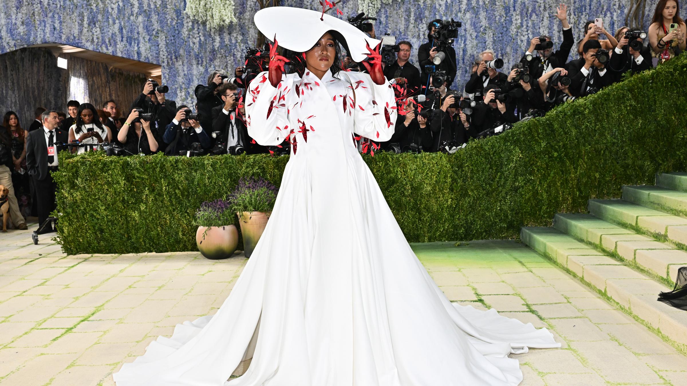 Naomi Osaka trifft bei der Benefizgala des Costume Institute des Metropolitan Museum of Art ein.