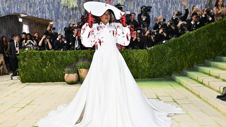 Naomi Osaka trifft bei der Benefizgala des Costume Institute des Metropolitan Museum of Art ein.