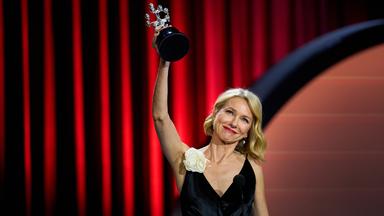 Auf dem Bild ist zu sehen: Naomi Watts beim Filmfestival in San Sebastián, wie sie den Donostia-Preis in die Höhe hält. 