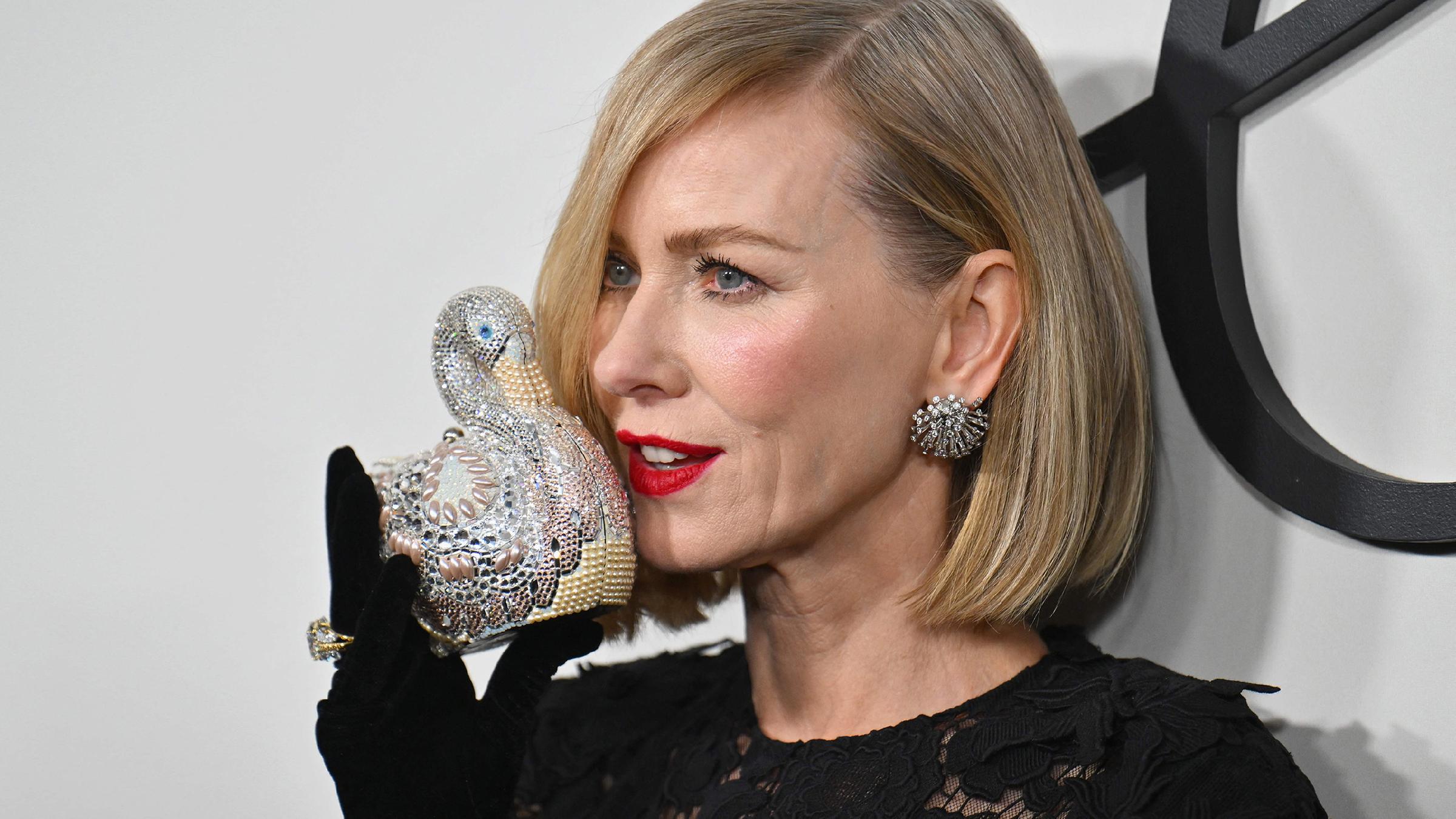 Naomi Watts mit einer Schwan-Handtasche.