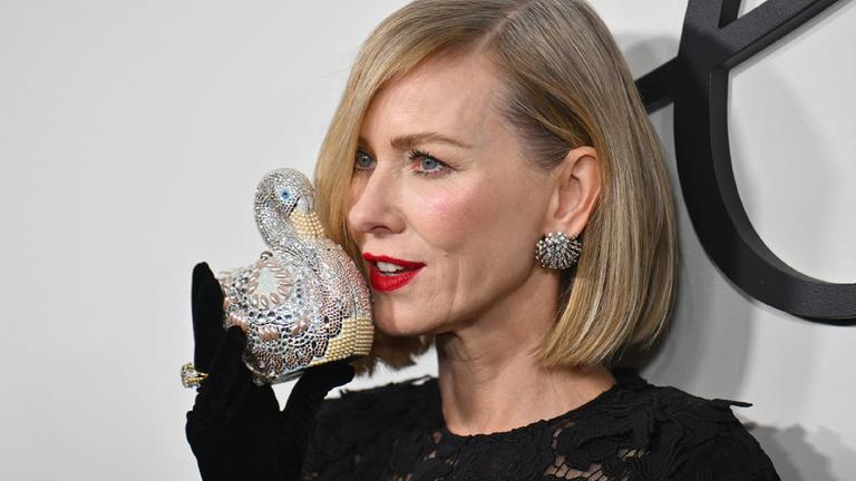 Naomi Watts mit einer Schwan-Handtasche.