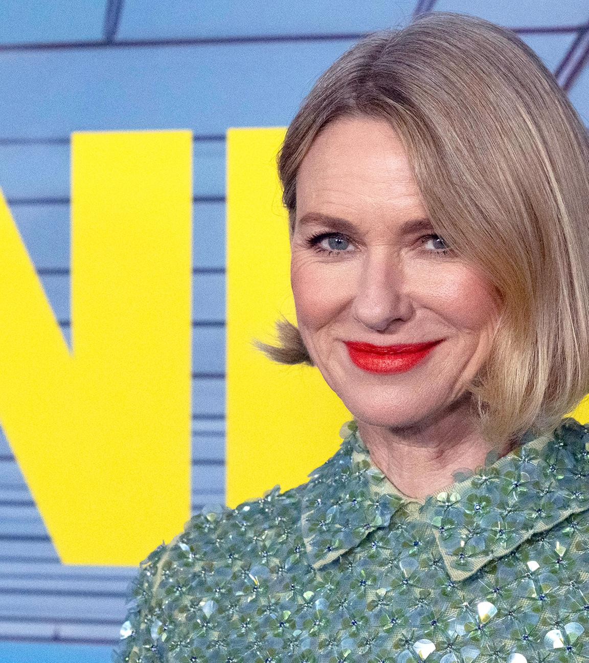 Ein Bild von Naomi Watts wie sie in die Kamera schaut und lächelt