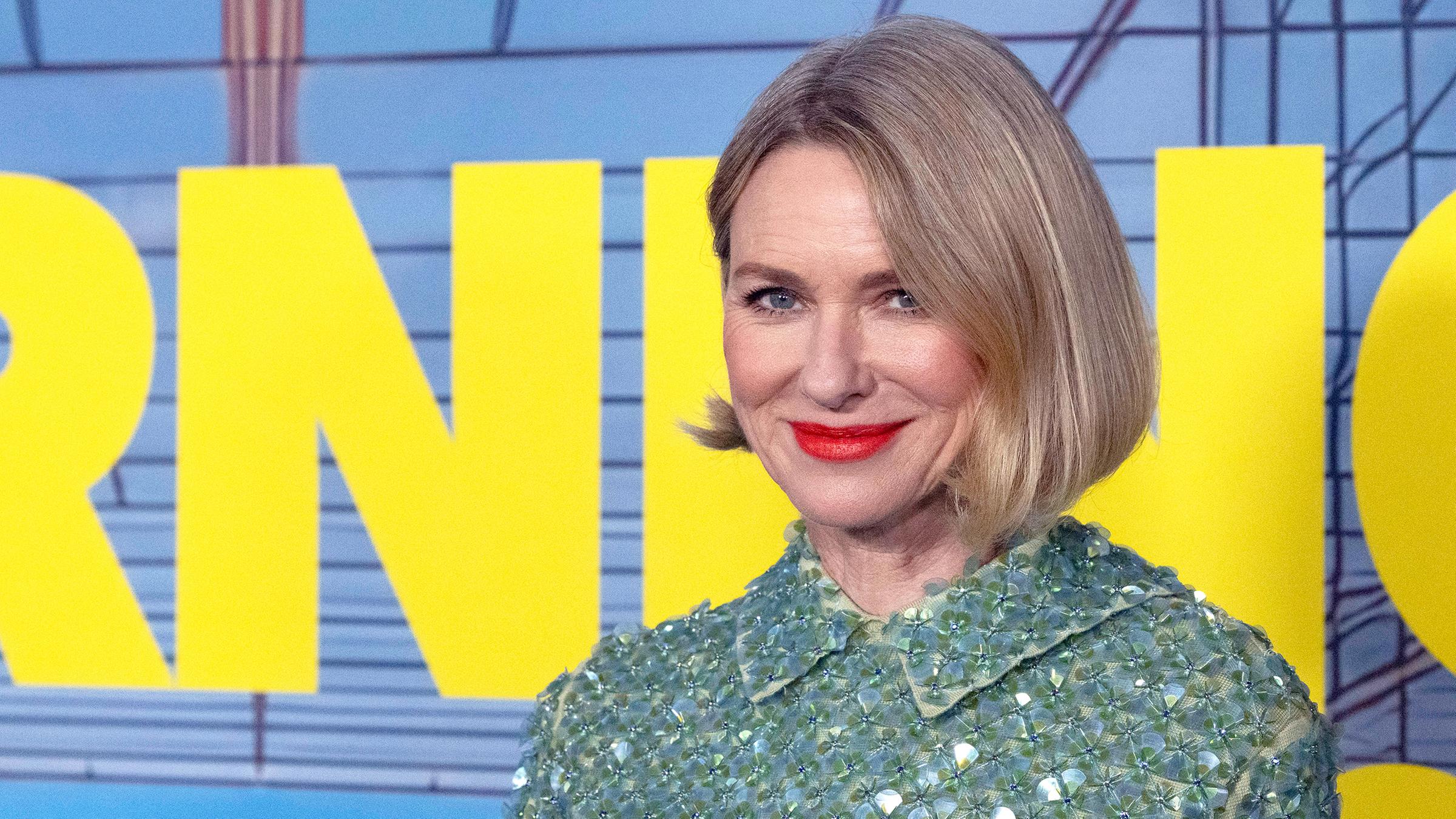 Ein Bild von Naomi Watts wie sie in die Kamera schaut und lächelt