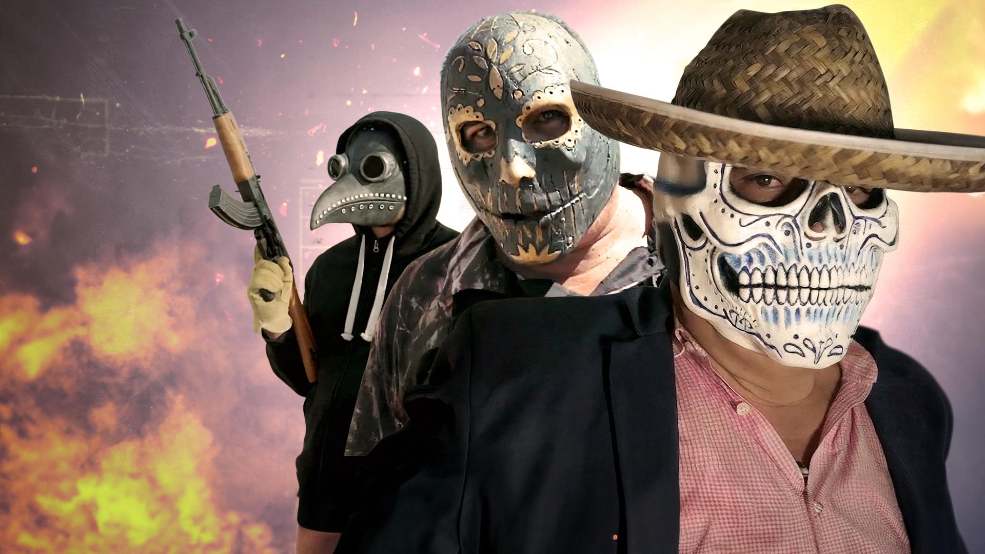 Montage: Die Köpfe von drei Protagonisten mit verschiedenen Masken liegen hintereinander, einer hält eine Waffe. Im Hintergrund brennt ein Feuer in der Nacht, Funken sprühen.