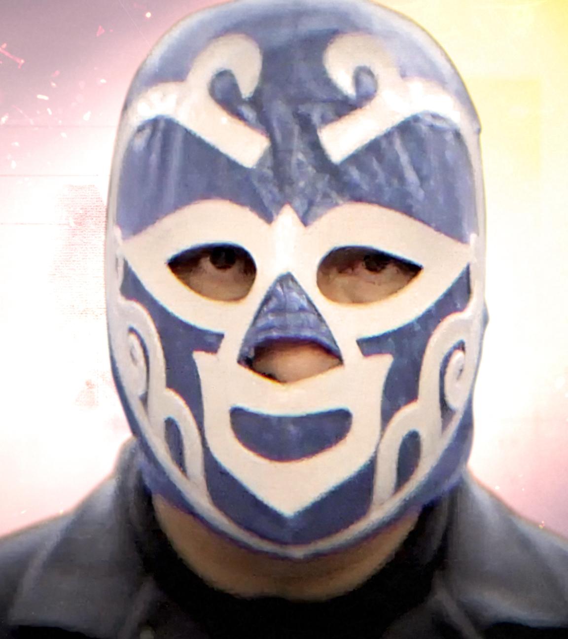 Montage: Ein Mann trägt eine blau-weiße Luchador-Maske und schaut in die Kamera. Im Hintergrund brennt ein Feuer in der Nacht, Funken sprühen.