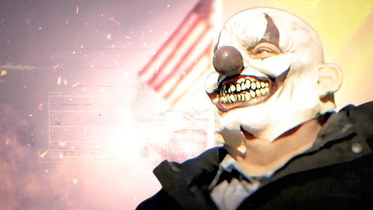 Montage: Ein Mann trägt eine Horrorclownmaske, er schaut zur Seite. Im Hintergrund weht die US-Flagge, es brennt ein Feuer in der Nacht, Funken sprühen.